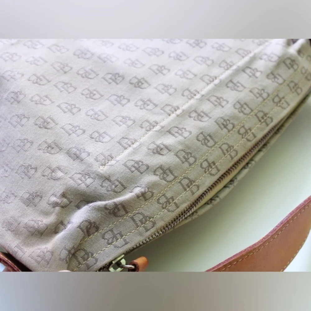 Dooney & Bourke logo hobo bag
